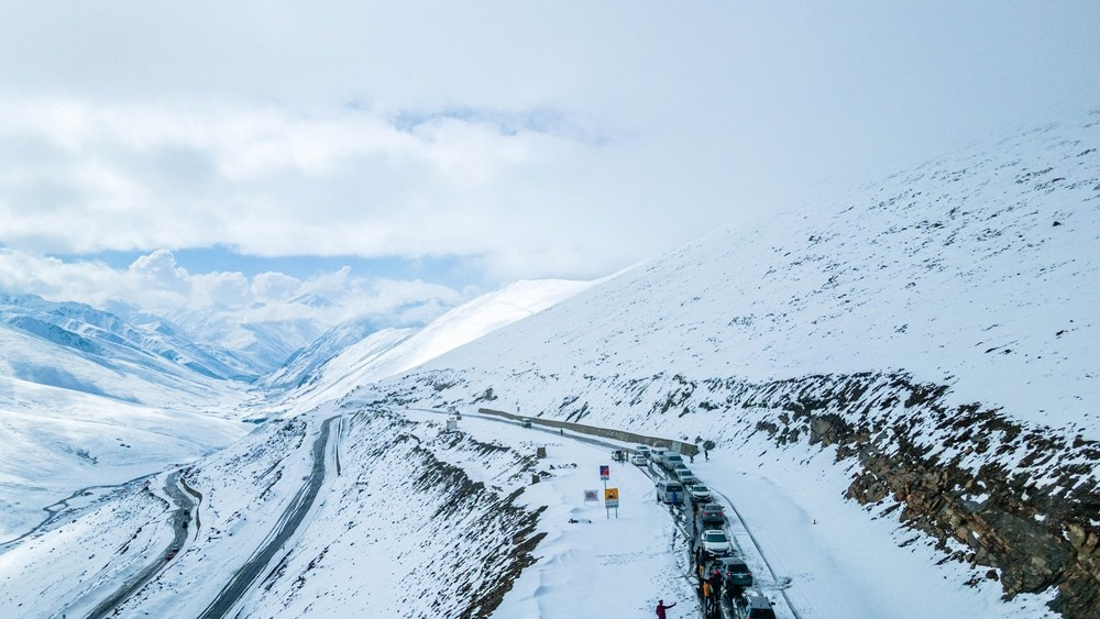 Snowfall Closes Babusar-Naran Highway, Travelers Advised to Use KKH