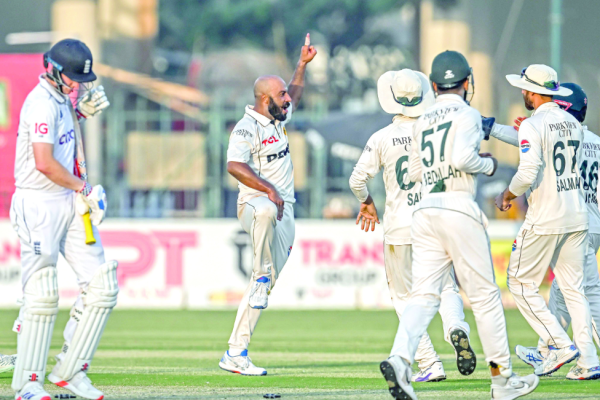 Pakistan Team Celebrating Victory over England