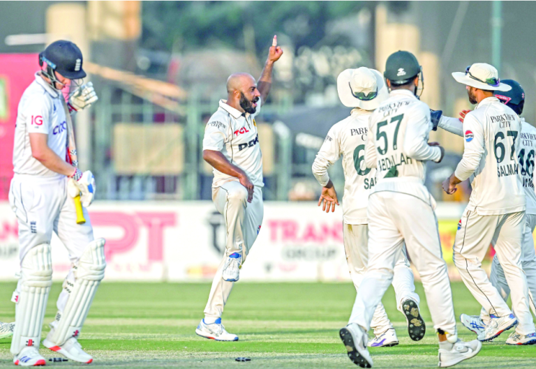 Pakistan Team Celebrating Victory over England