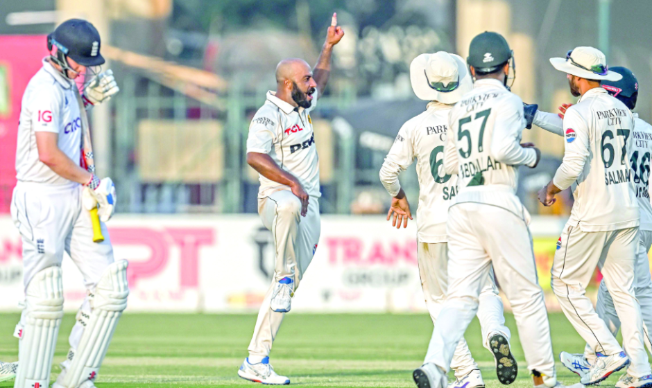 Pakistan Team Celebrating Victory over England