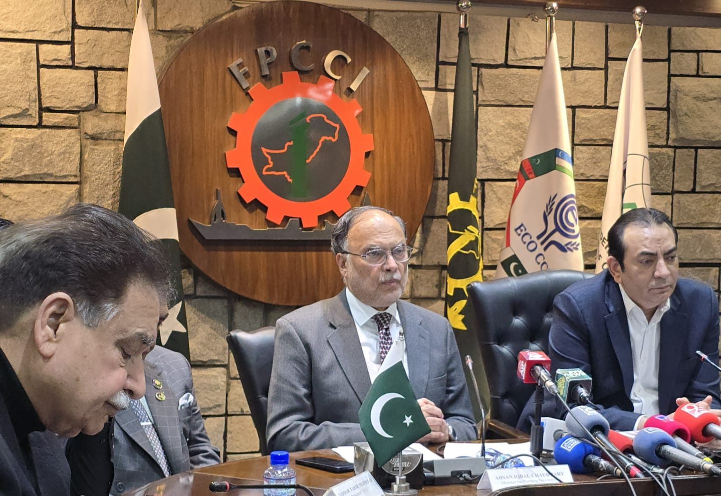 Federal Minister and FPCCI President signing the Udaan Pakistan Program agreement.