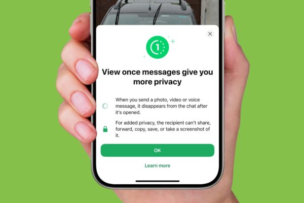 A smartphone screen showing the WhatsApp auto-delete feature settings